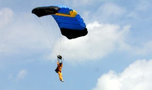 Landeanflug mit Flächenfallschirm